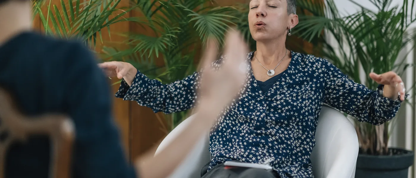 Mains tendues au-dessus d'une silhouette allongée